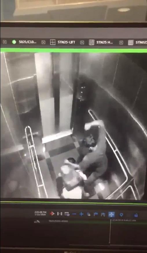 網上瘋傳一段閉路電視片段,顯示一名女子在升降機內遭外籍男子毆打搶劫。(網片截圖)