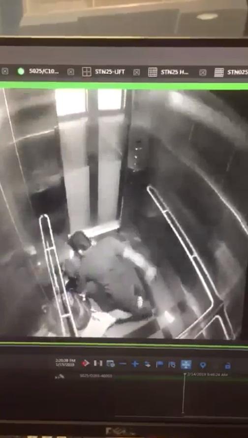 網上瘋傳一段閉路電視片段,顯示一名女子在升降機內遭外籍男子毆打搶劫。(網片截圖)