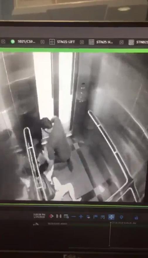 網上瘋傳一段閉路電視片段,顯示一名女子在升降機內遭外籍男子毆打搶劫。(網片截圖)