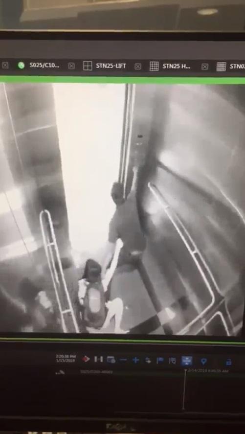 網上瘋傳一段閉路電視片段,顯示一名女子在升降機內遭外籍男子毆打搶劫。(網片截圖)