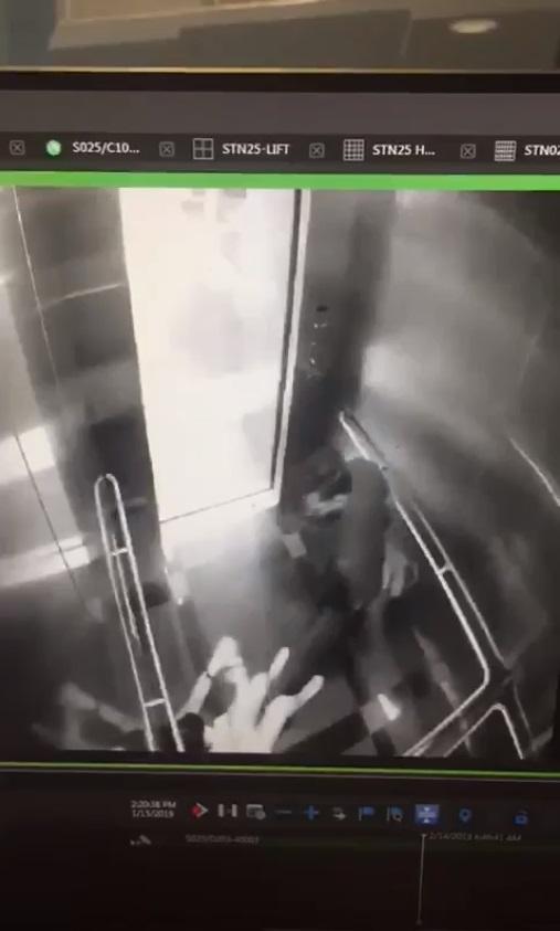 網上瘋傳一段閉路電視片段,顯示一名女子在升降機內遭外籍男子毆打搶劫。(網片截圖)
