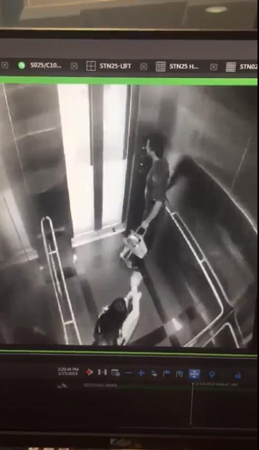 網上瘋傳一段閉路電視片段,顯示一名女子在升降機內遭外籍男子毆打搶劫。(網片截圖)