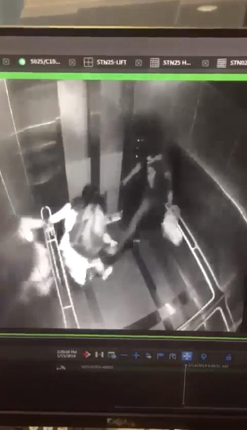 網上瘋傳一段閉路電視片段,顯示一名女子在升降機內遭外籍男子毆打搶劫。(網片截圖)