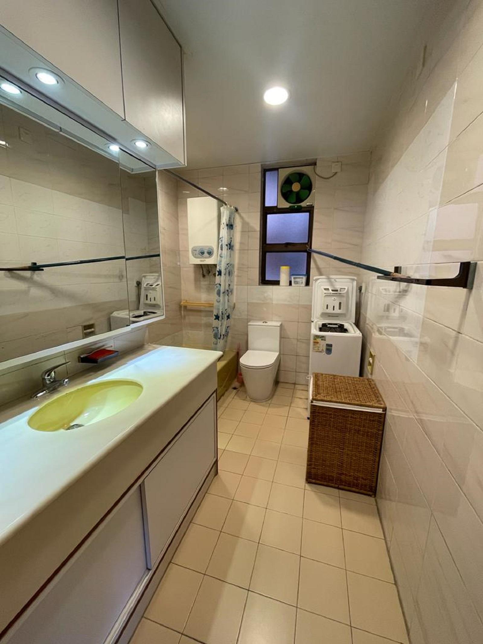 浴室有充足空間擺放洗衣機。