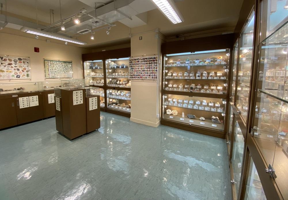 地質及氣候資源中心,放置化石、礦物及岩石的館藏,可掃二維碼到學校雲端的知識平台,學習相關知識。