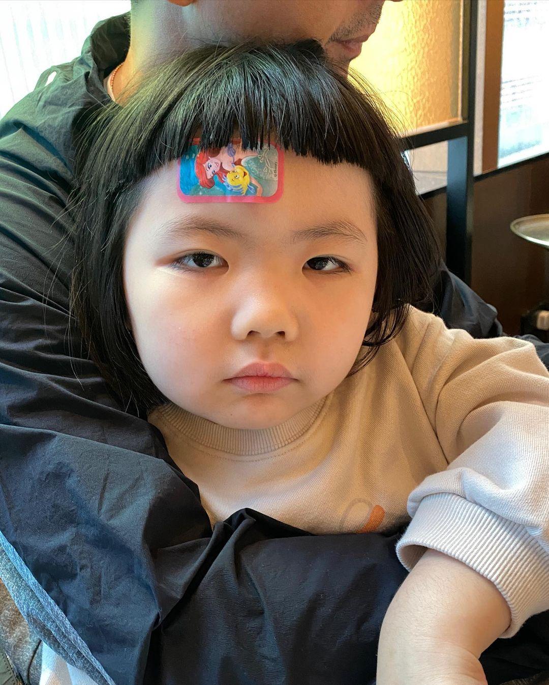 李璨琛同太太梁志瑩嘅5歲大女李元元(Lucy)因家居意外撞傷前額(李元元IG)