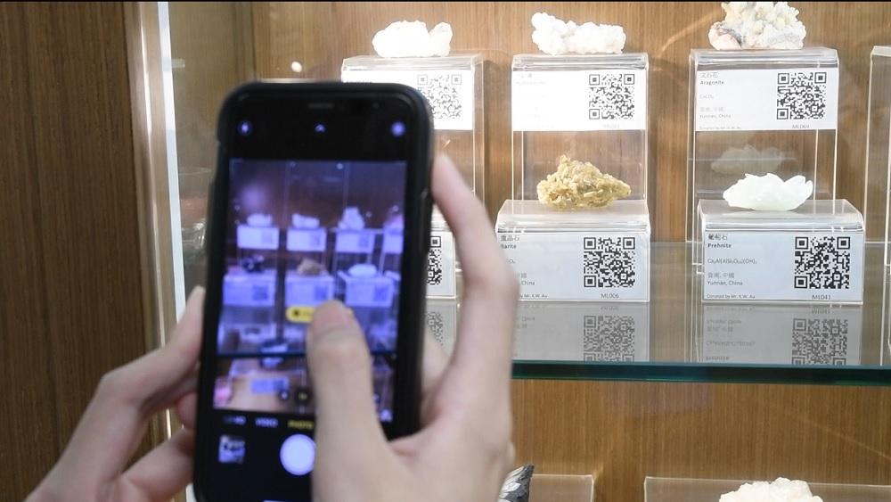 地質及氣候資源中心,放置化石、礦物及岩石的館藏,可掃二維碼到學校雲端的知識平台,學習相關知識。