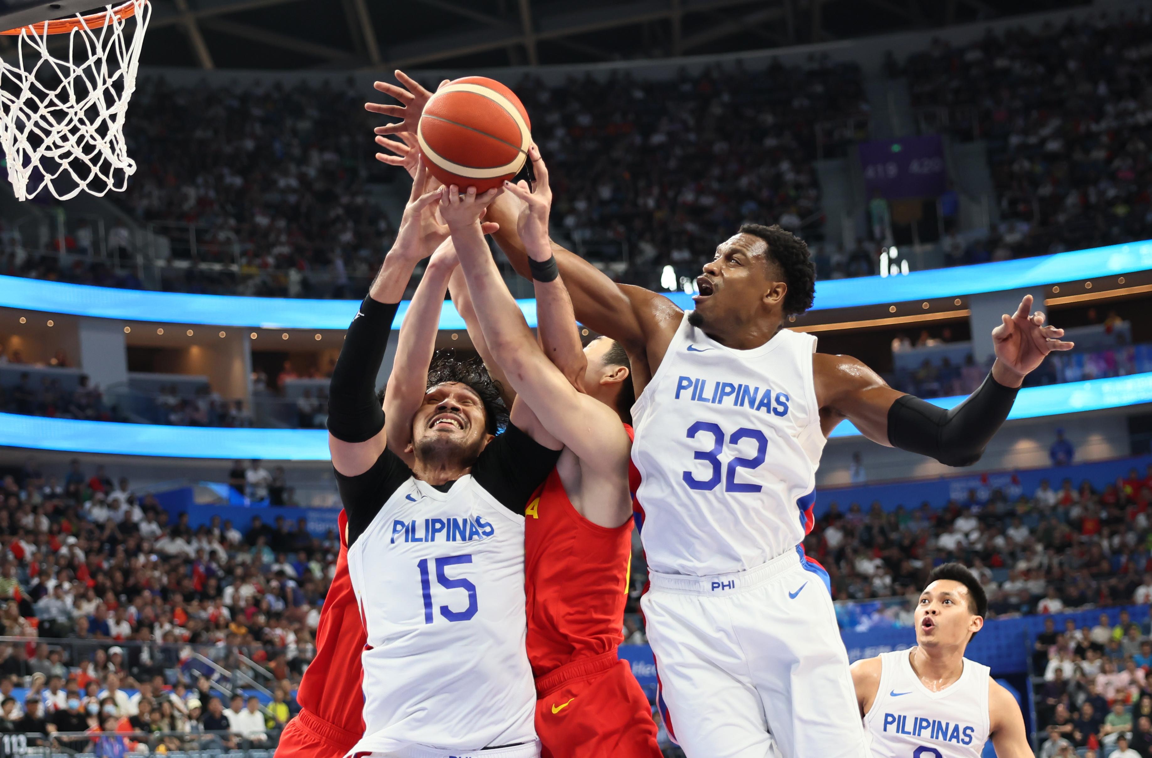 菲律賓面對坐擁主場之利的中國上演大逆轉,最多被拉開20分下力追,最終以77:76上演驚世反勝。(新華社)