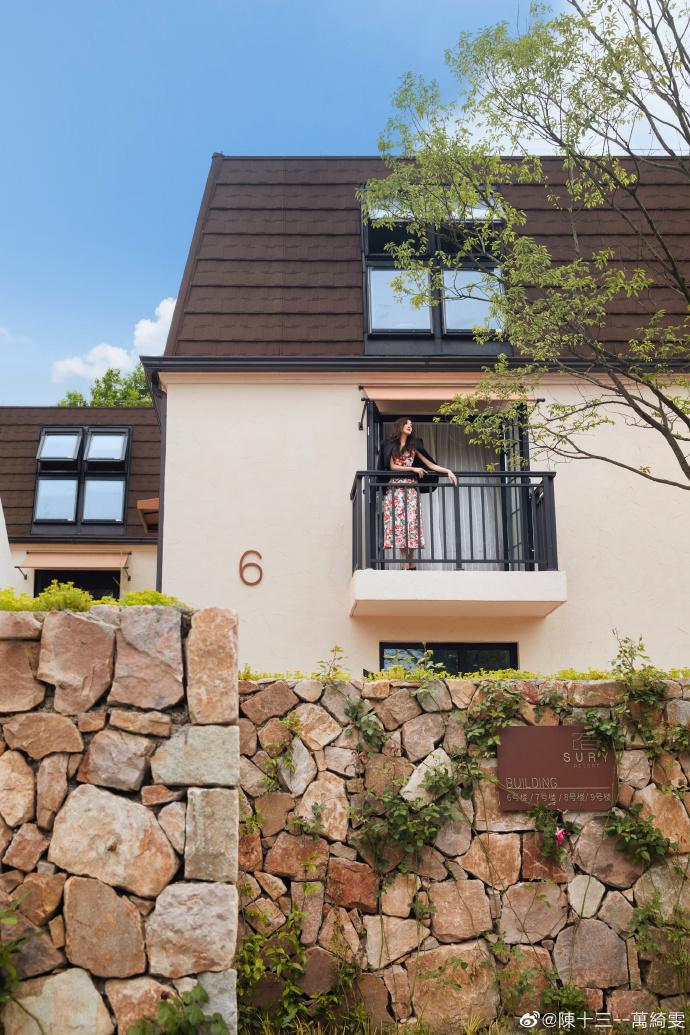 凍齡女神萬綺雯近年不時在社交網站更新近況。(萬綺雯微博)