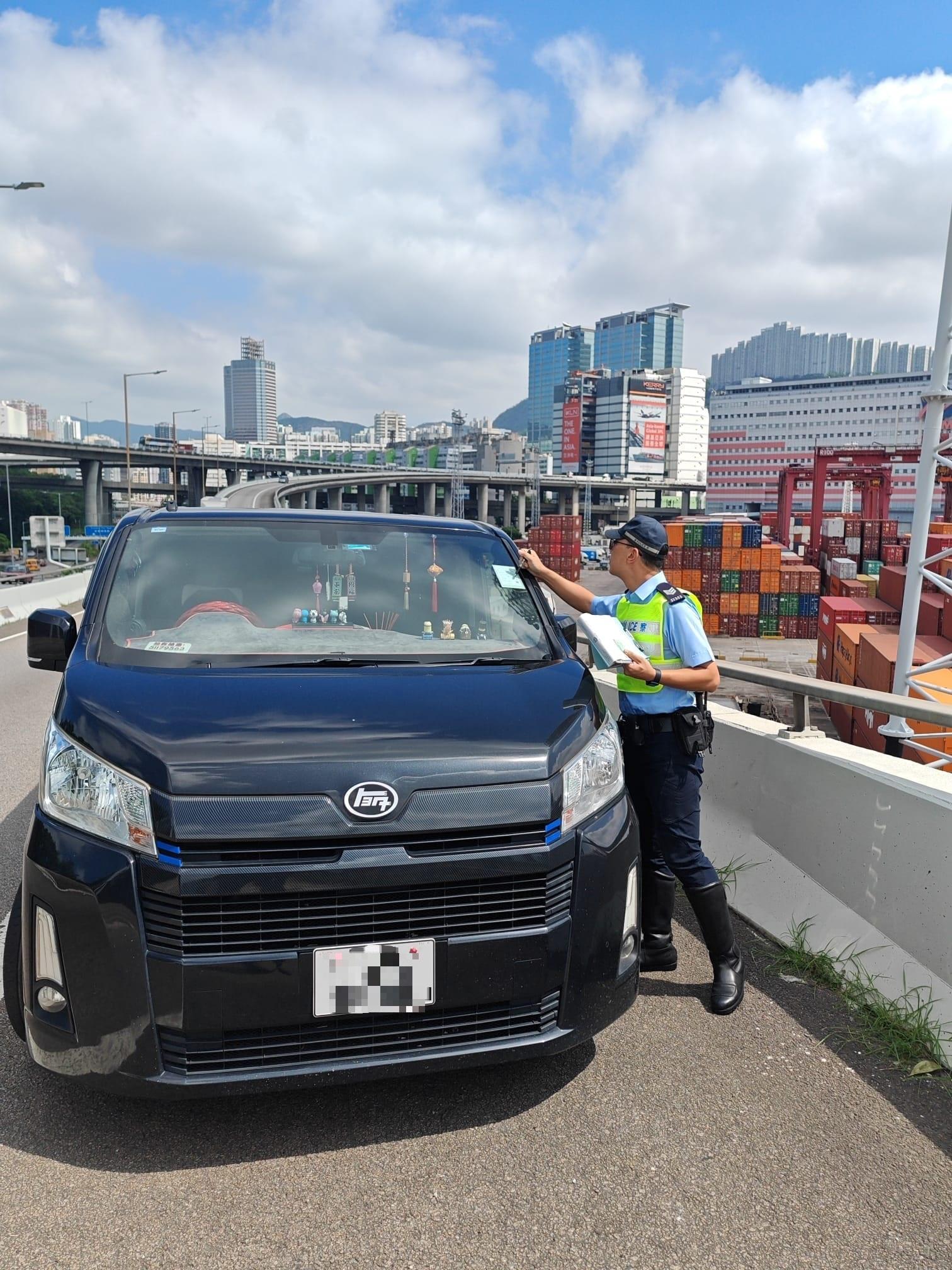 警打擊貨車違例發逾1200張牛肉乾 另截獲被通緝司機