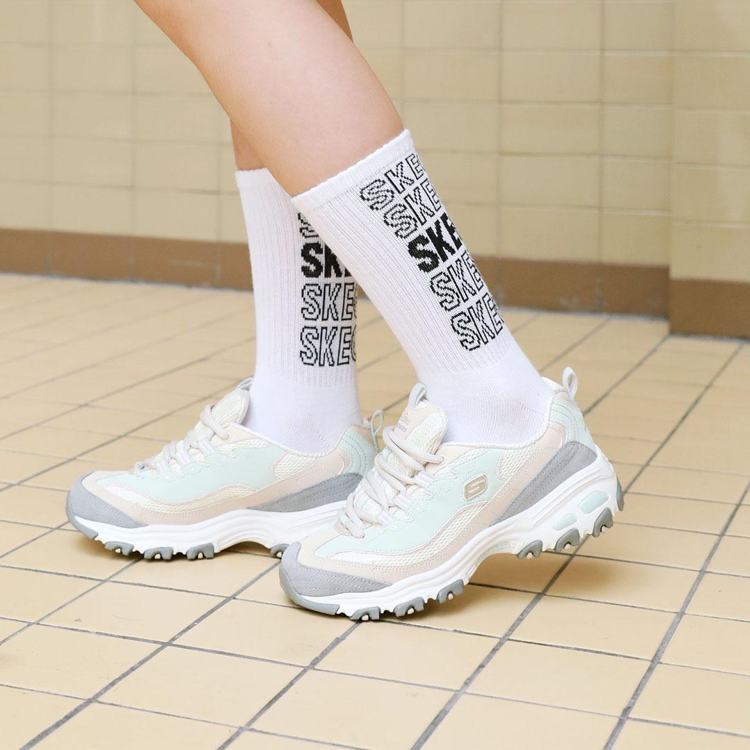 SKECHERS聯乘茶飲品牌「花斑茶社」推出D’Lites奶茶熊系列