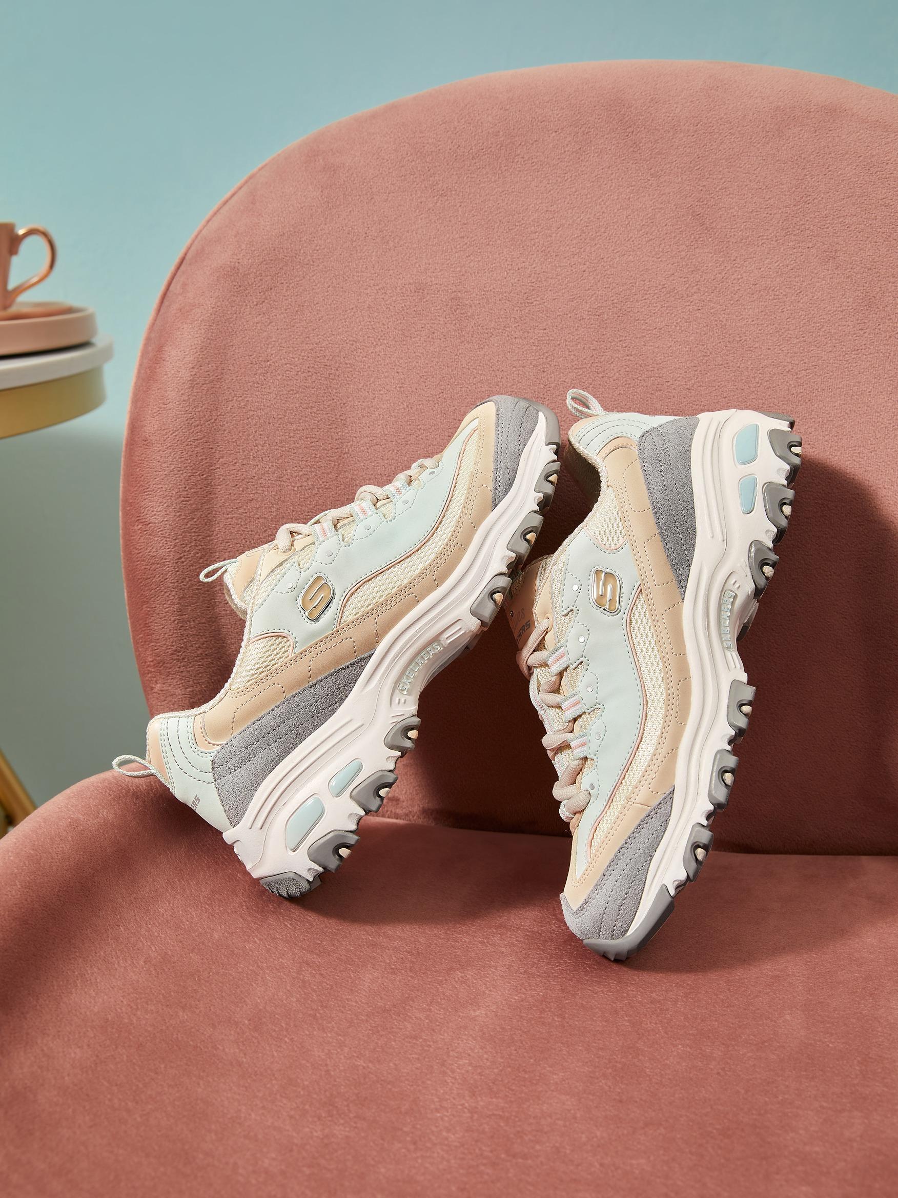 SKECHERS聯乘茶飲品牌「花斑茶社」推出D’Lites奶茶熊系列