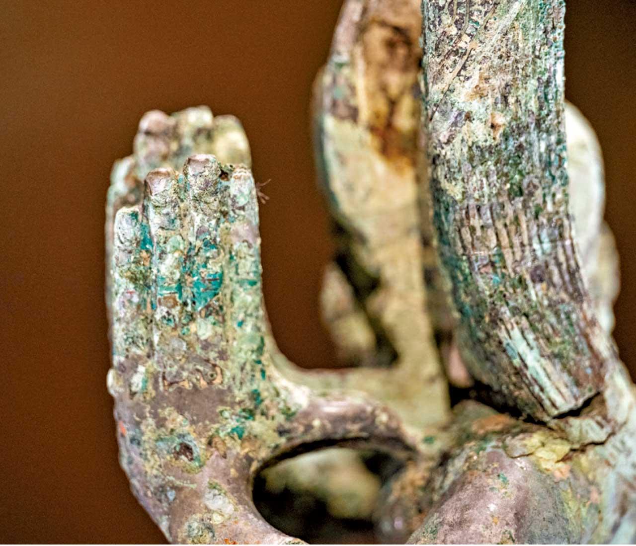 三星堆《扭頭跪坐人像》