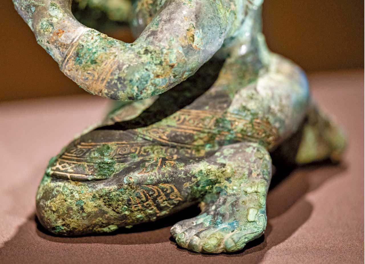 三星堆《扭頭跪坐人像》