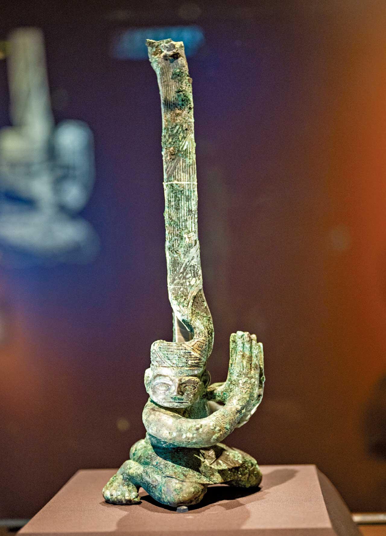 三星堆《扭頭跪坐人像》