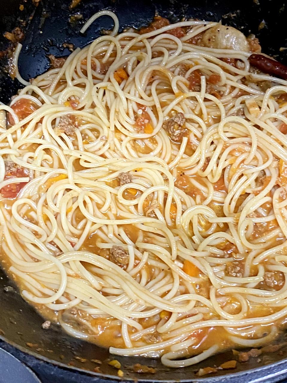 肉醬意粉食譜│番茄醬加入菇片和意粉,如果醬汁太稠,適量加入意粉水,收中火炒兩分鐘,下鹽和黑椒,可以加芝士粉同吃。