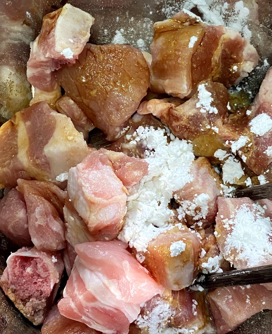 山藥食譜│山藥先不要洗,削皮才清洗,滾刀切塊。浸入醋水中。