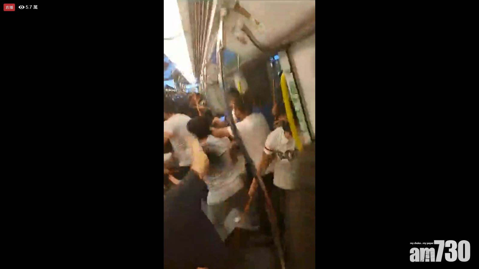 元朗黑夜|白衣人衝入列車追打。