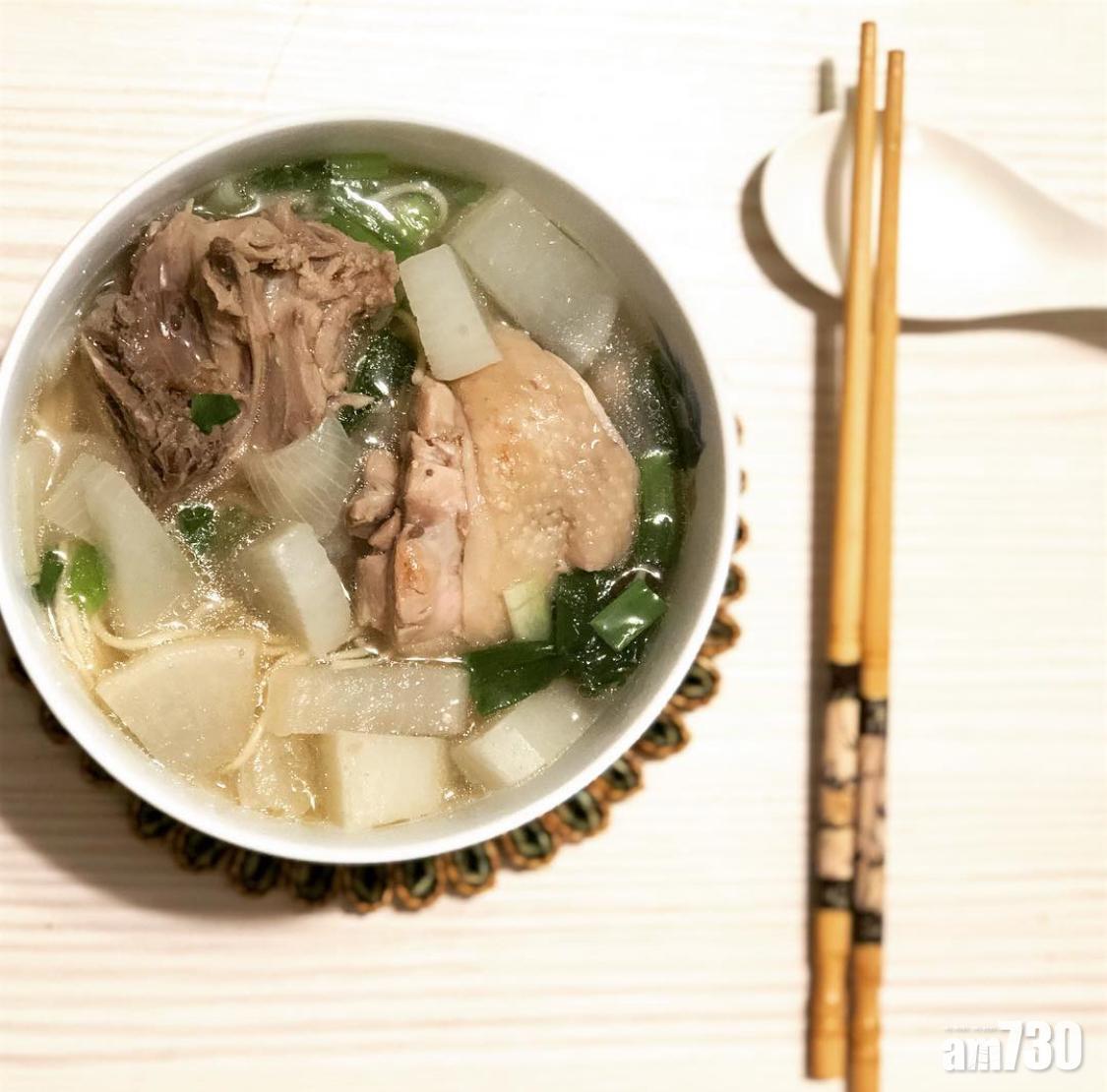 湯麵湯底食譜|可以使用湯粒煮成一碗溫暖的蘿蔔雞湯。 (instagram@closetoyou007)