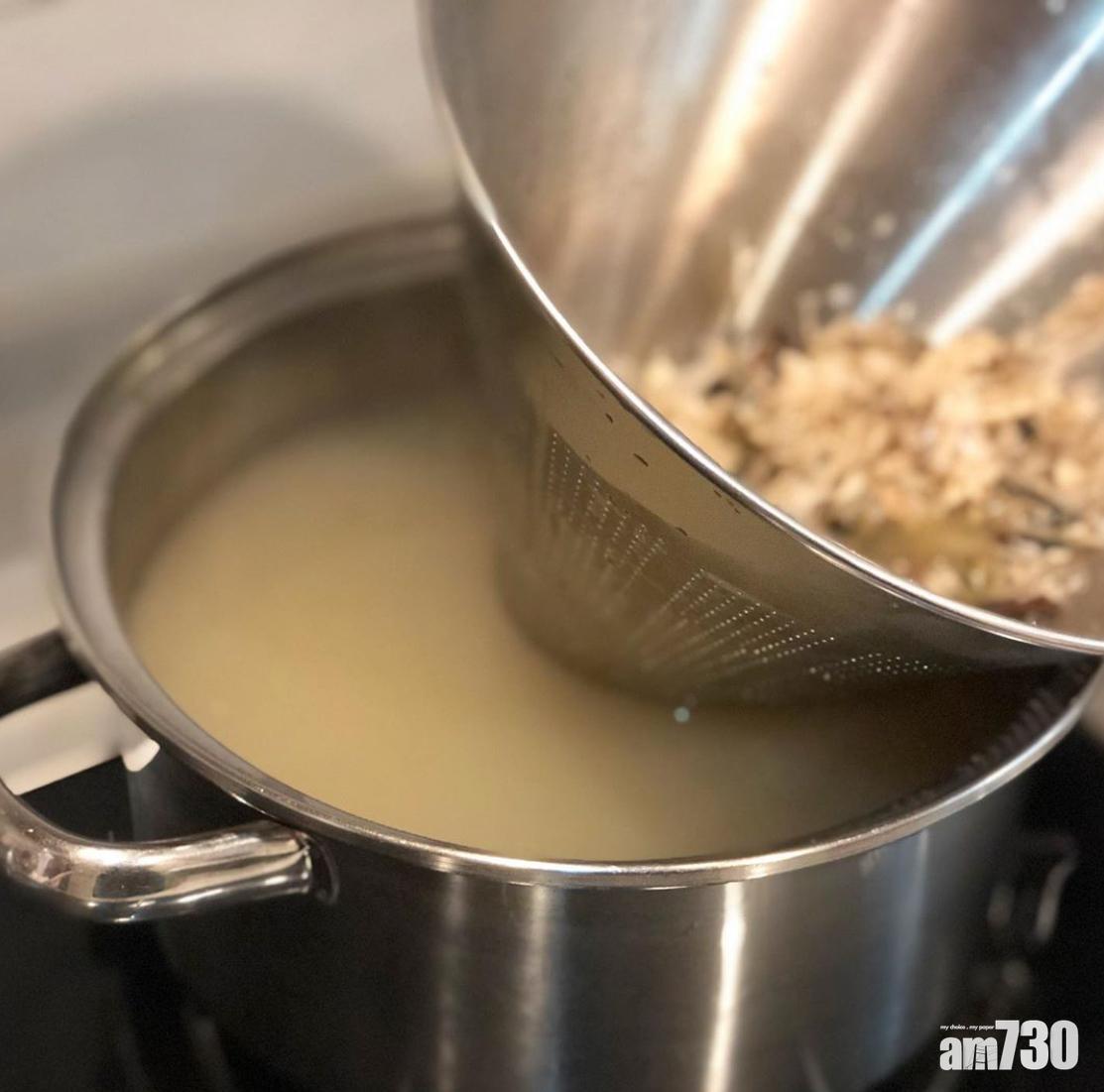 湯麵湯底食譜|煮好的魚湯呈乳白色。(instagram@gogo_shichiji)