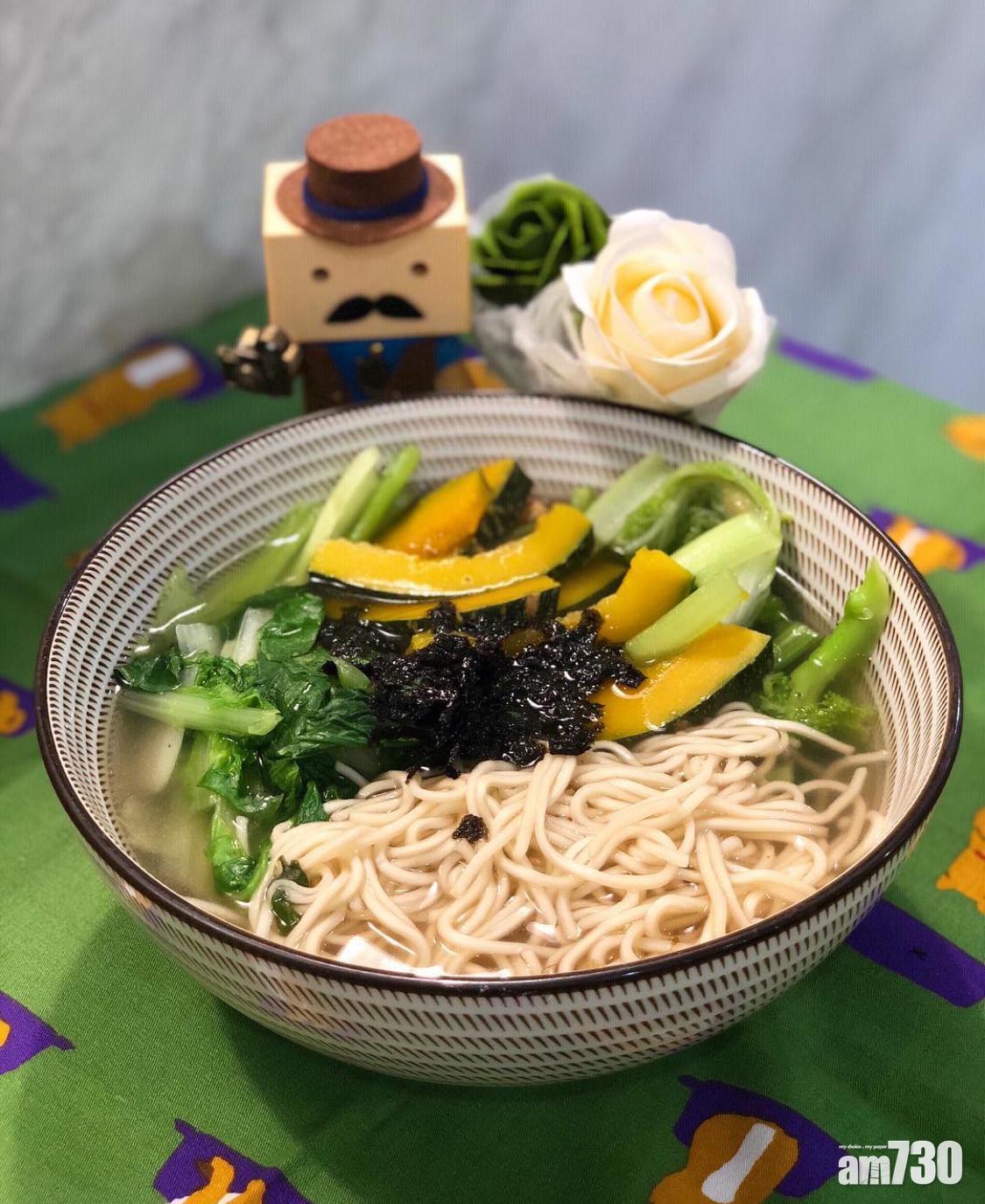 湯麵湯底食譜|蔬菜湯可以煮成全素湯麵。(instagram@dan_fooday)