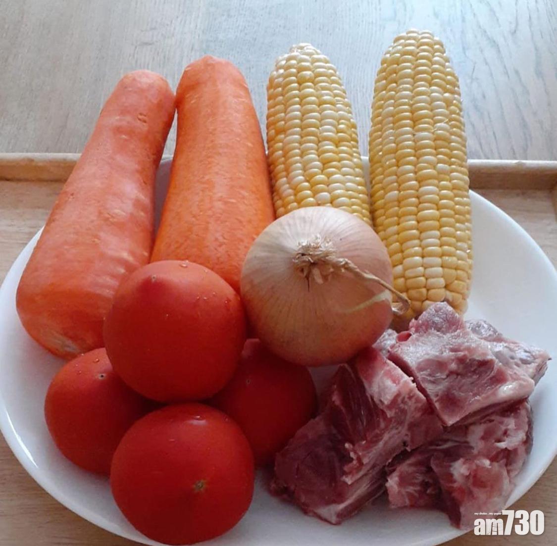 如果想令豬骨湯更鮮甜,可以加上蔬菜一起煮。(instagram@foodlover_cooking_teahunter)