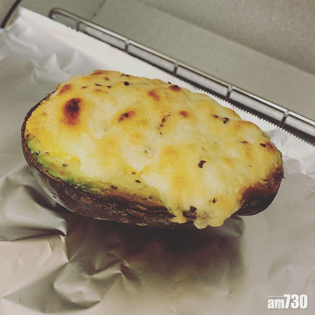 牛油果食譜|下午茶:牛油果芝士焗蛋(圖片來源: instagram @ htooom0424)