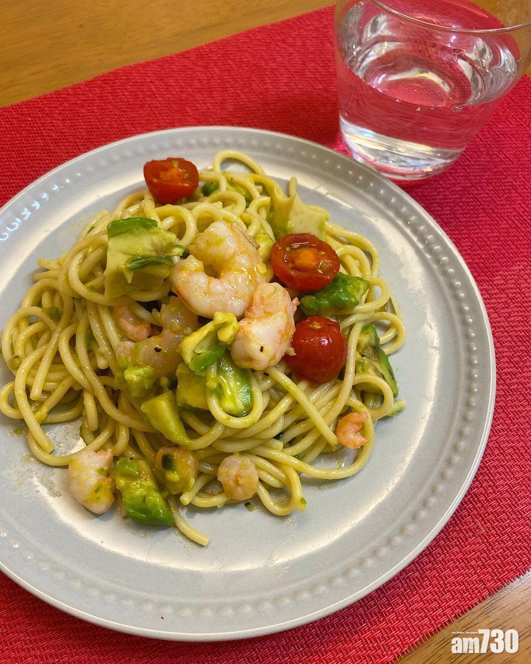 牛油果食譜|午餐:牛油果大蝦青醬意粉(圖片來源: instagram @hitomini68)