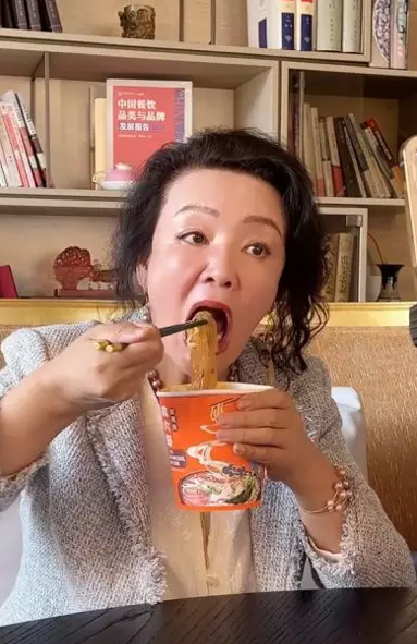 大S前夫汪小菲及前奶奶張蘭創辦「麻六記酸辣粉」,擬明年來港上市。|新股IPO (微博)