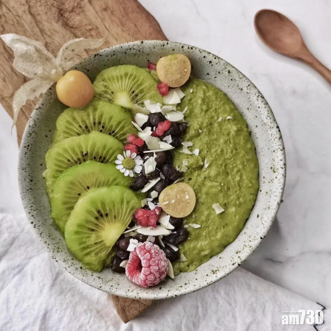 減肥早餐菜單|抹茶燕麥粥加入酸味的水果可以中和甜膩的口味。