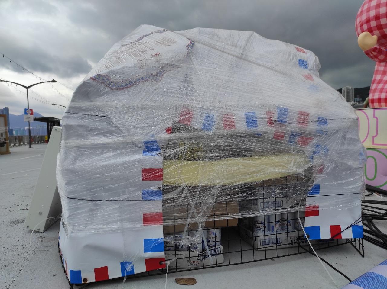 有貨物擺放在會場內。(李朗僑攝)