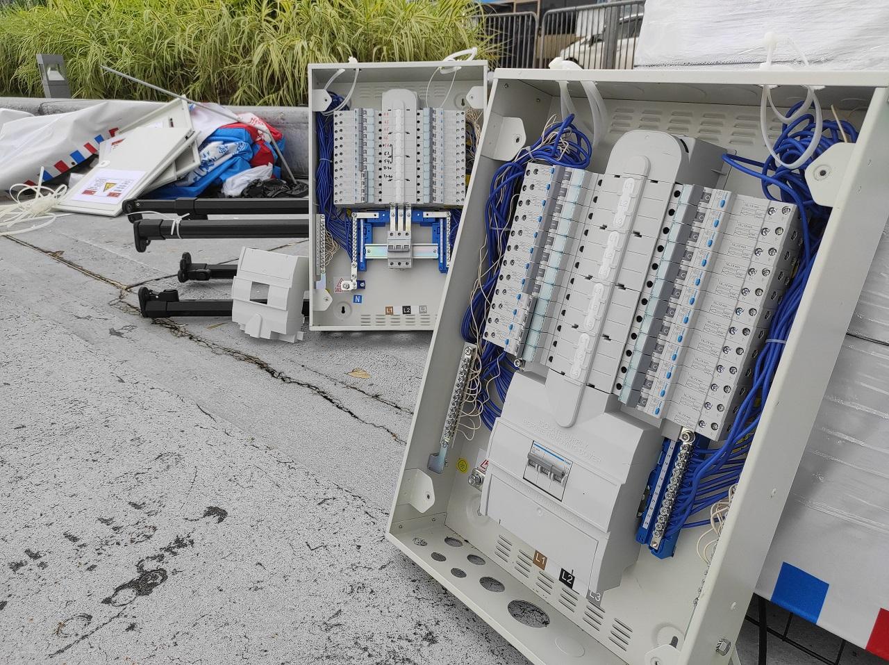 颱風小犬過後 灣仔海濱藝遊坊有工人接駁電線 (李朗僑攝)