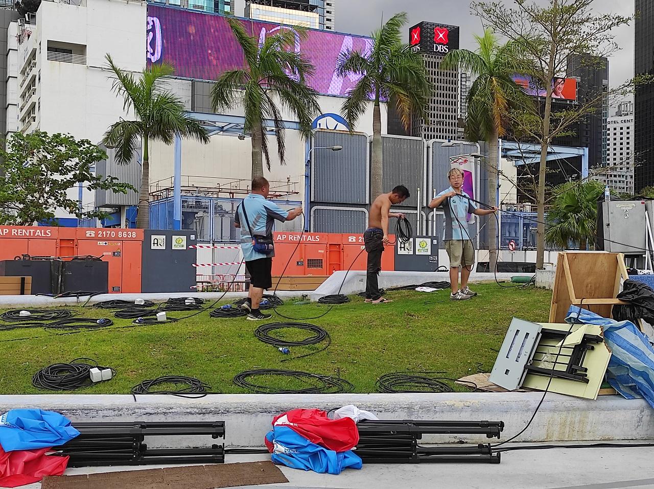 灣仔海濱有少許工人在場地接駁電線。(李朗僑攝)