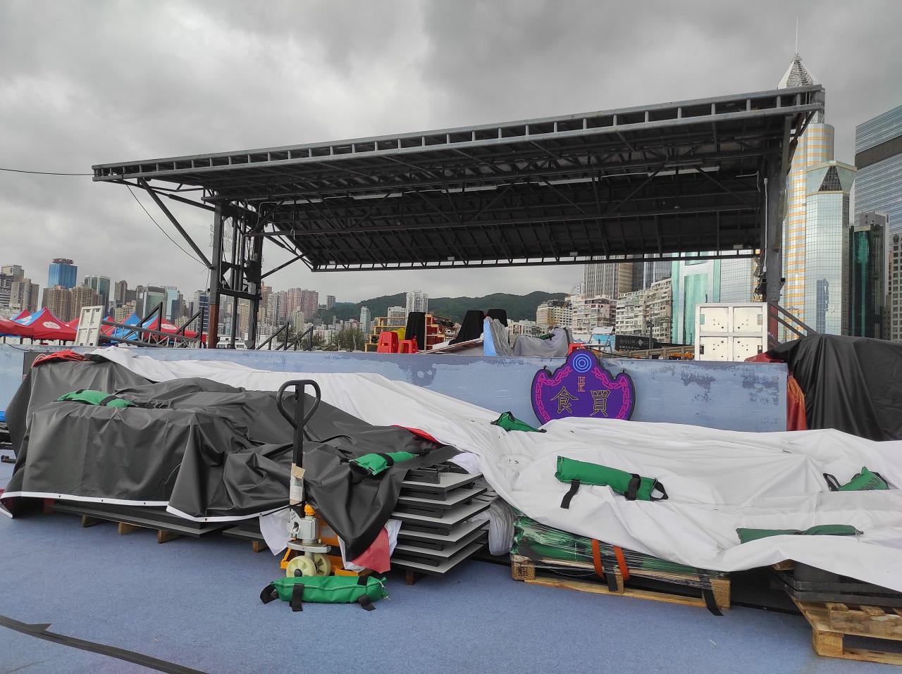 颱風小犬過後 灣仔海濱藝遊坊有工人接駁電線 (李朗僑攝)