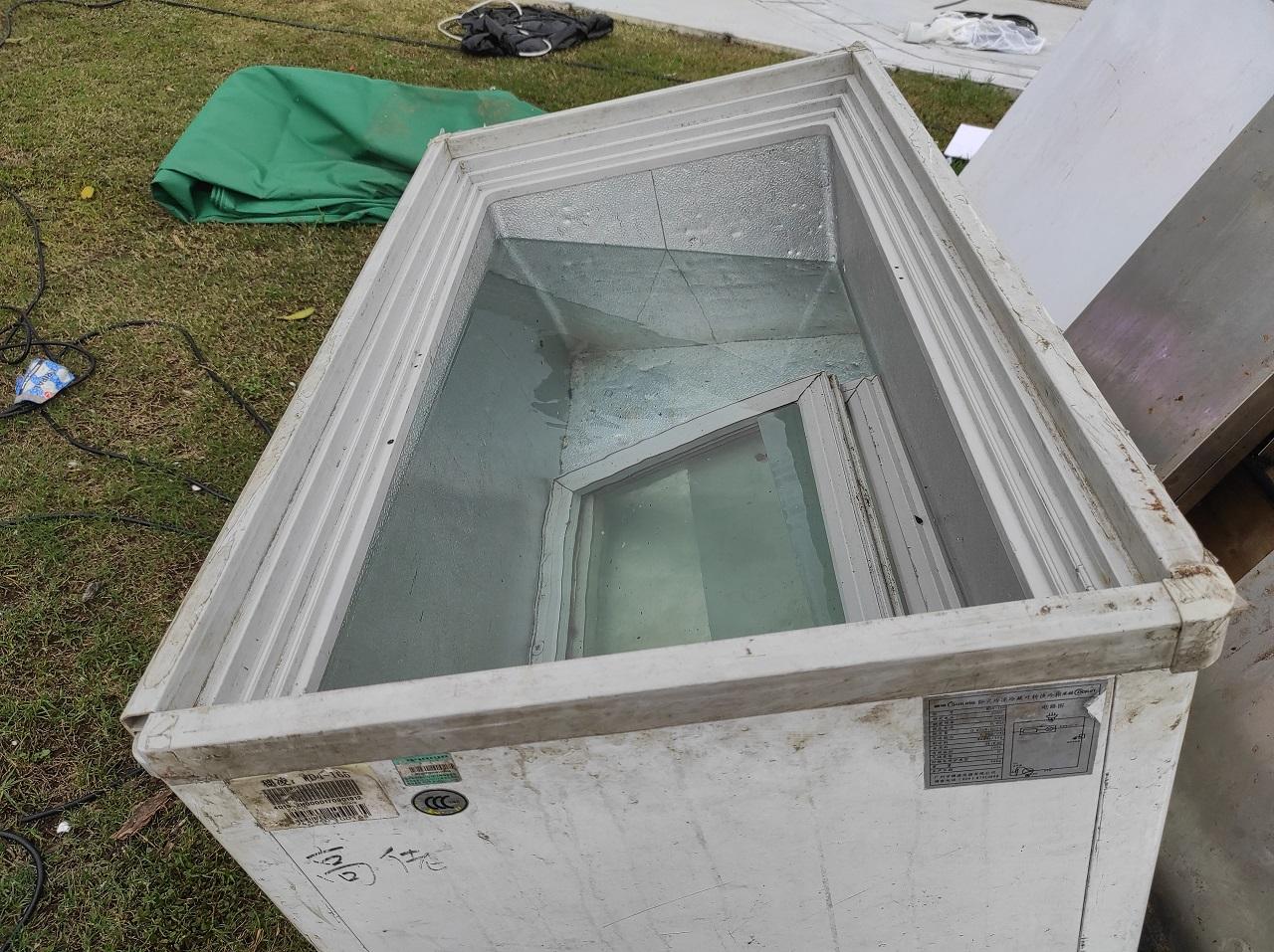 有商戶留下的雪櫃變成「蓄水池」。 (李朗僑攝)