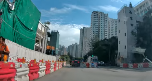 車Cam直擊|觀塘私家車綠燈行駛時,一名女途人突衝出遭撞飛。(FB@車cam L(香港群組))