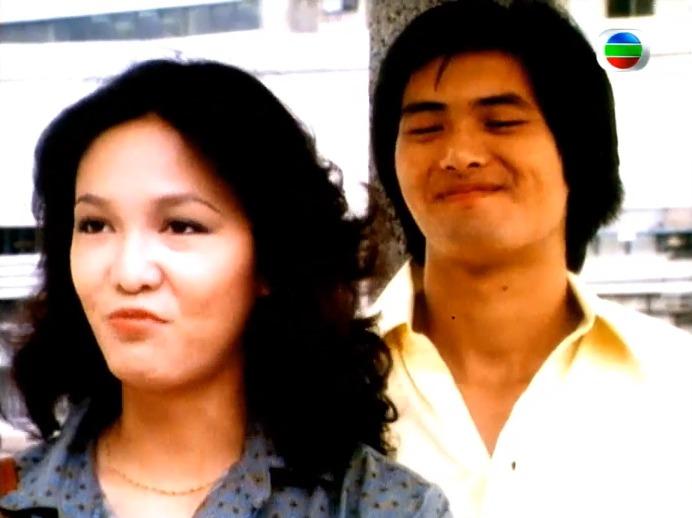 1979年,鄭裕玲與周潤發合作電視劇《網中人》,一炮而紅,兩人更成為銀幕情侶。(網上截圖)