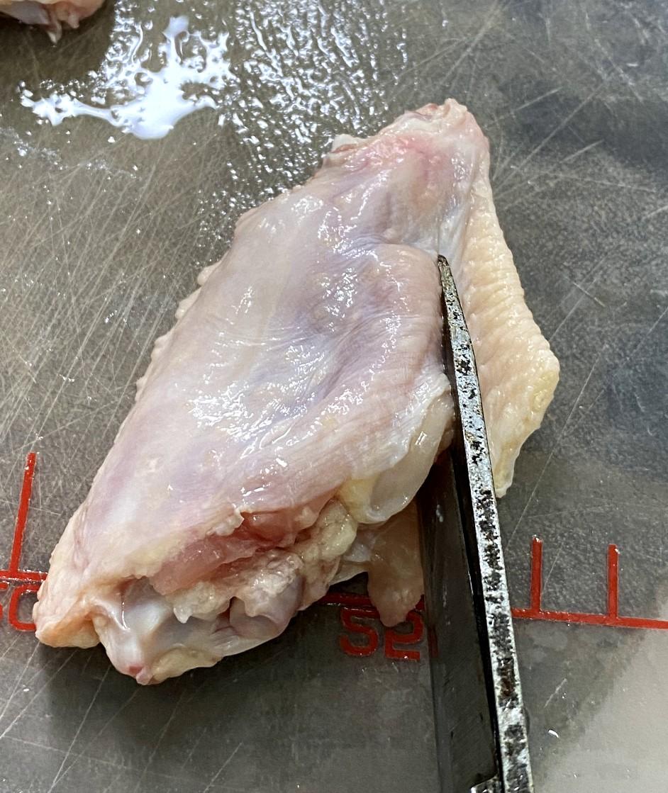 鹽麴燒雞翼食譜│雞中翼沿三角尖那邊線剪開。