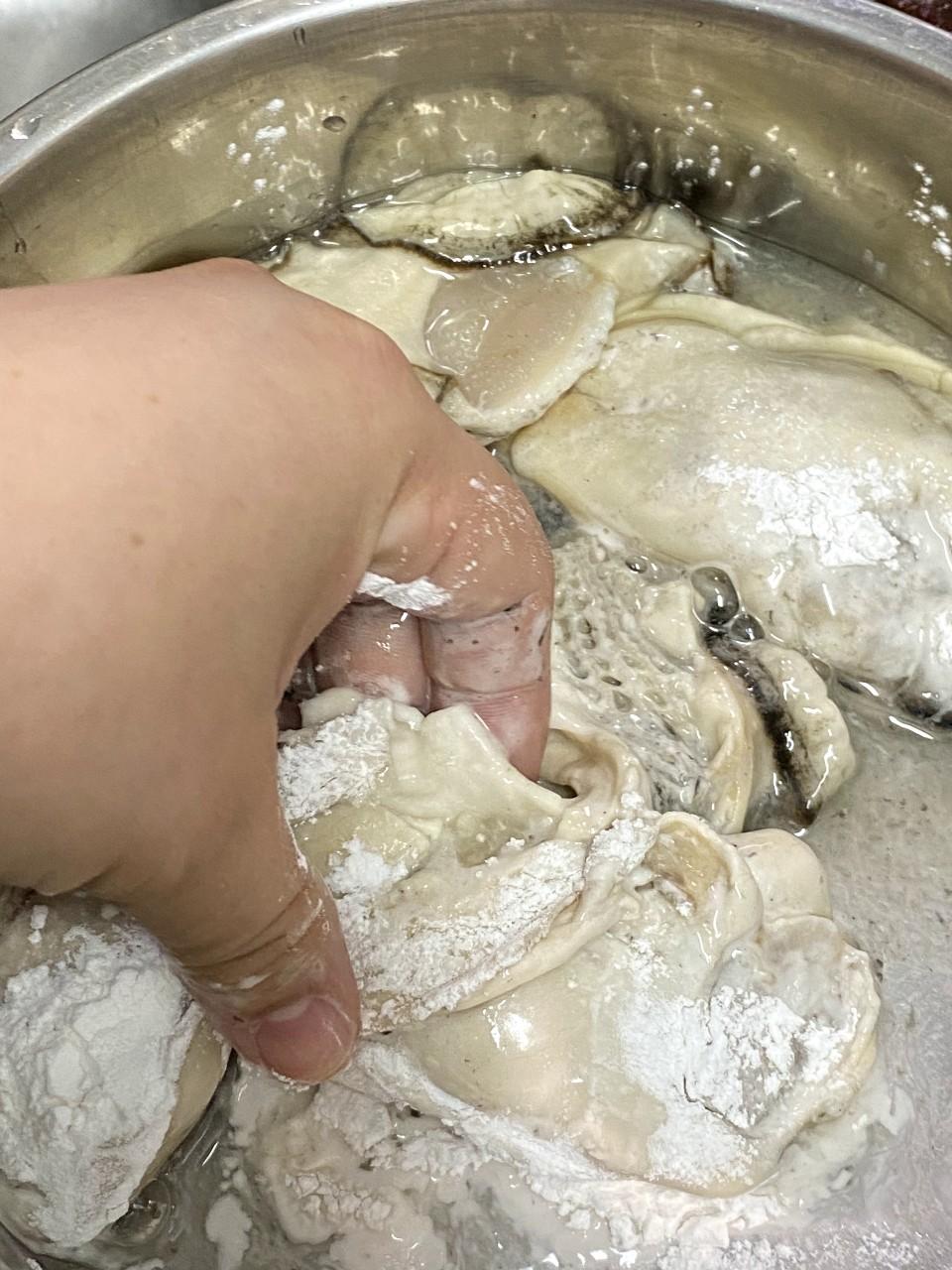 薑葱炒蠔食譜 用少許鹽和粟粉撒在蠔上,輕力刷洗,加水泡洗,倒水。再重覆洗一次。將蠔放入滾後收細火的水中,汆燙20秒,抹乾備用。