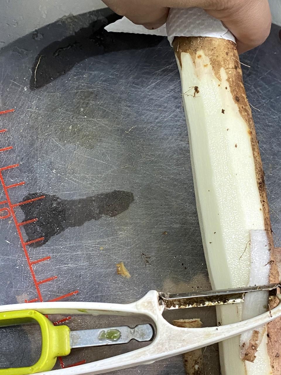 山藥食譜│排骨加入醃料略醃。甘筍削皮滾刀切塊。葱白和葱花分開切粒。冬菇切半。砂鍋加油,中火燒熱,加入冰糖碎稍煮溶,放入排骨拌炒至上色,煎至兩面帶金黃。