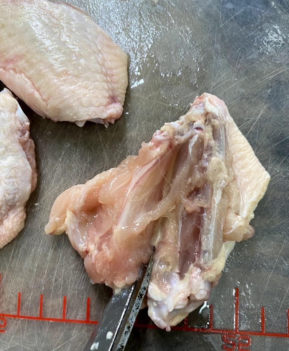 鹽麴燒雞翼食譜│兩邊的骨位也剪開,將雞翼攤平。