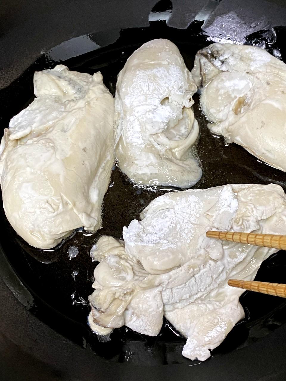 薑葱炒蠔食譜 在蠔表面拍上粟粉。放入燒熱的油鑊中,細火煎至表面稍帶金黃和挺身,取出備用。葱分開葱白和葱綠,大紅椒和乾葱切絲,薑和杏鮑菇切小片。