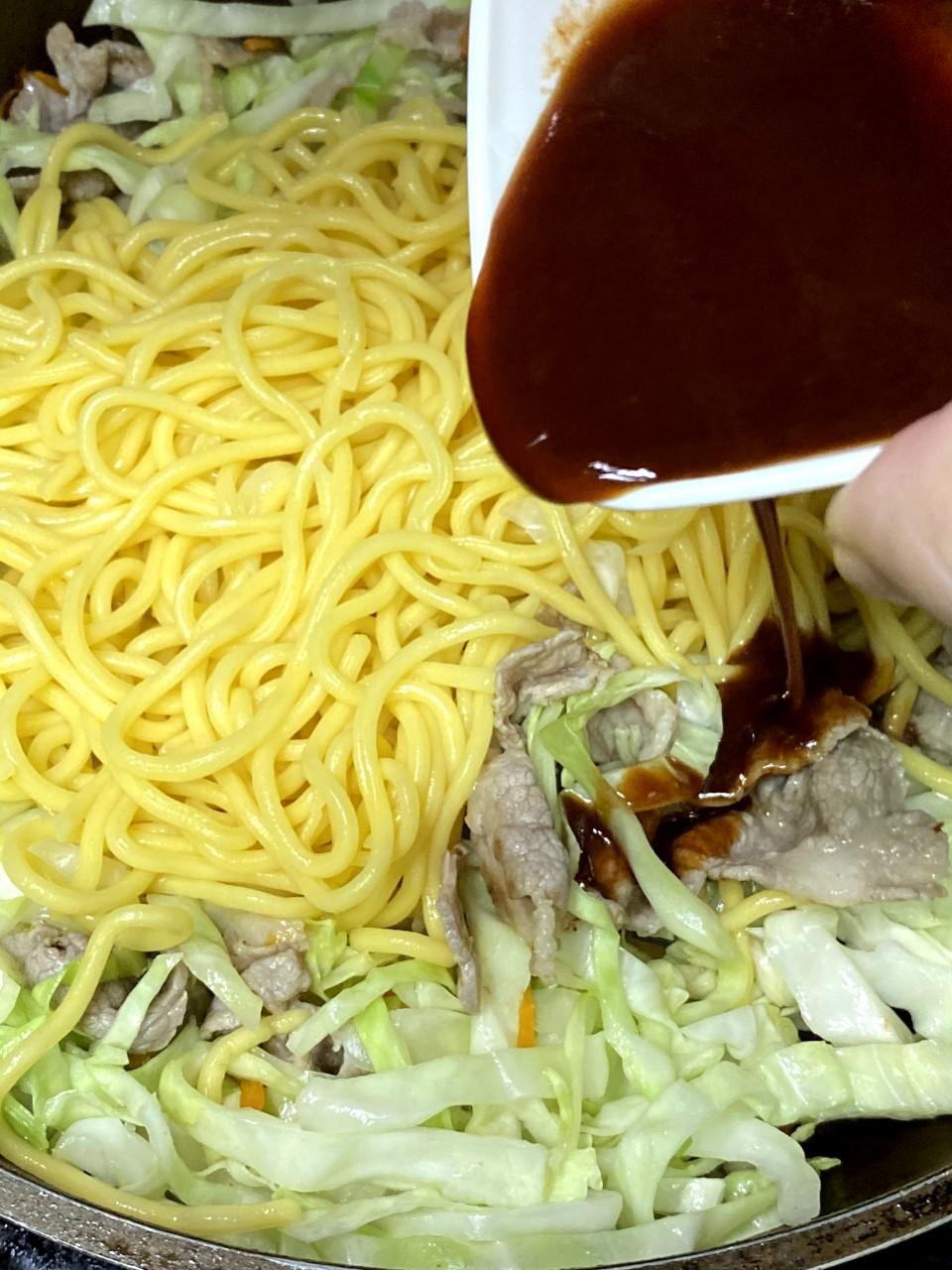 日式炒麵食譜│燒熱鑊,下油爆甘筍和蒜頭。加入豬肉片繼續炒至變色。醬汁材料先拌勻,備用。