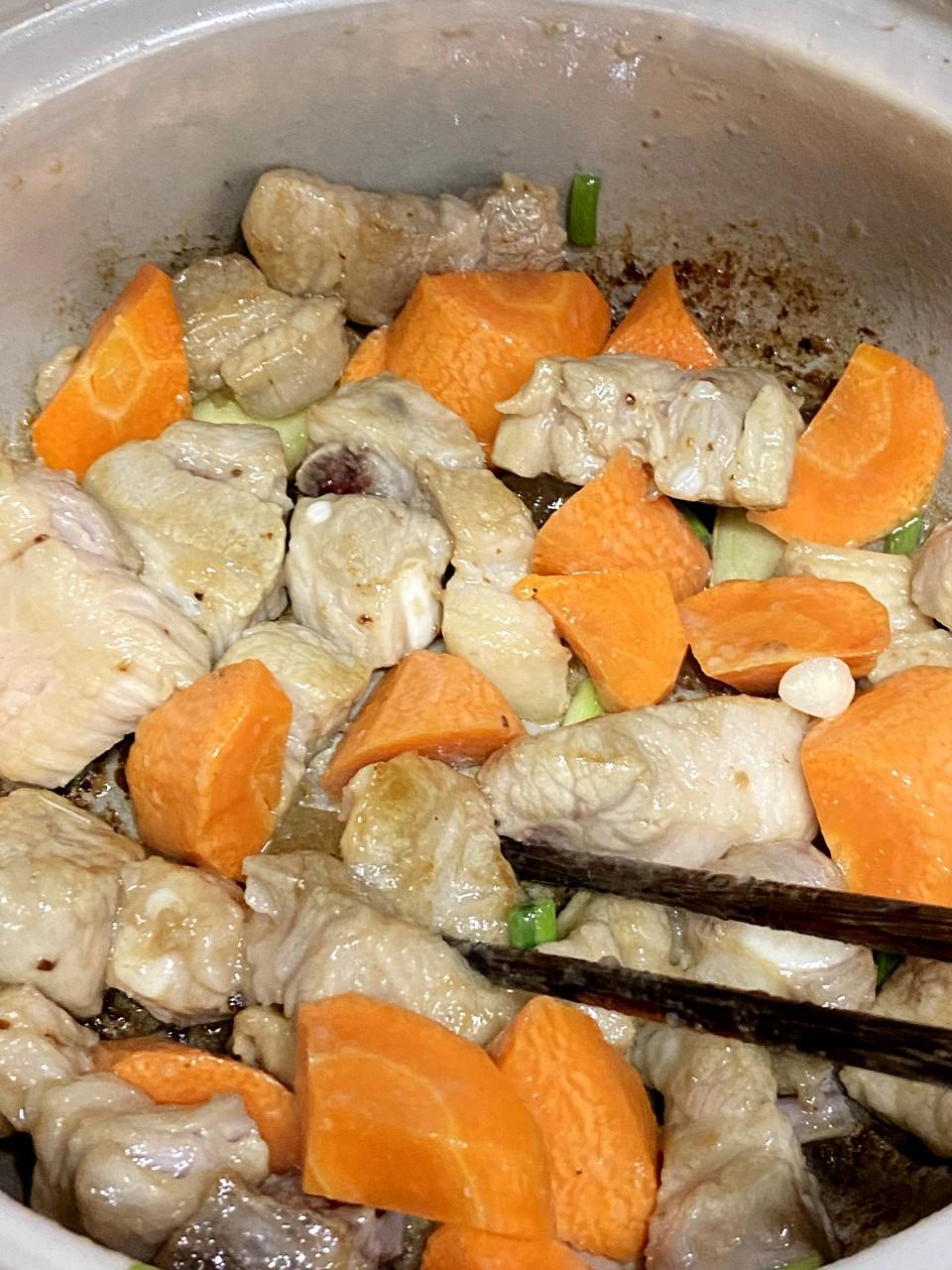 山藥食譜│待排骨金黃後,加入薑和葱白爆香,再加入冬菇和甘筍,加水,滾後蓋上,收中細火燜10分鐘。加入山藥和醬汁,再繼續燜10分鐘,加入百合