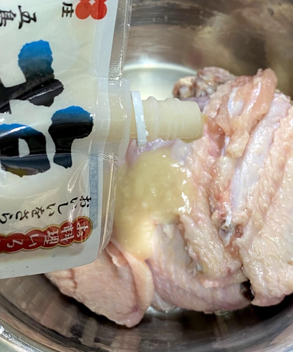 鹽麴燒雞翼食譜│抹乾雞翼,加入鹽麴醃15分鐘。