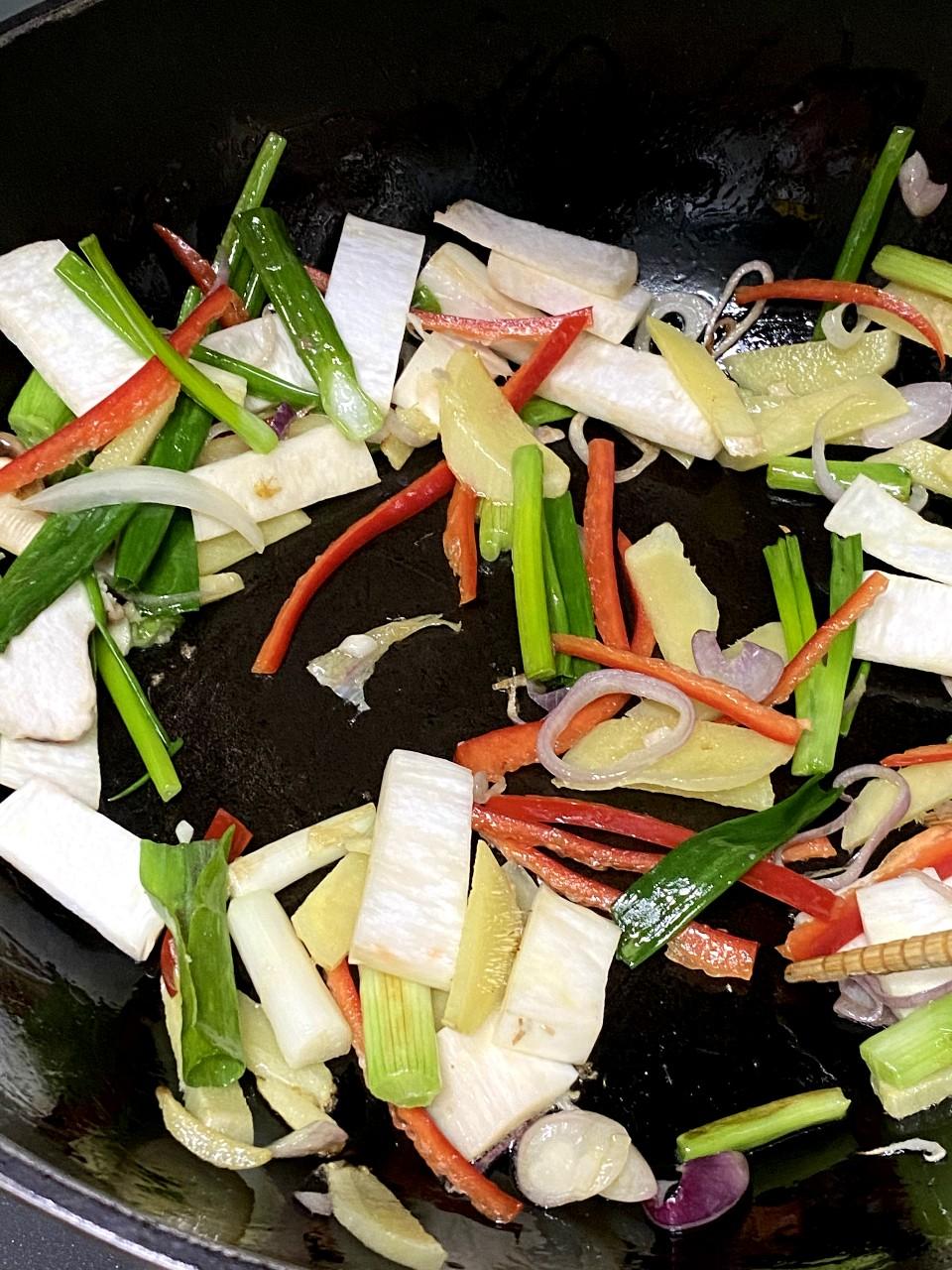 薑葱炒蠔食譜 另起鑊,先爆葱白、薑片和乾葱,至發出香味,加杏鮑菇片和紅椒絲,加一半葱綠繼續炒,蠔回鑊,轉中大火快炒,加蠔油調味,灒紹酒炒幾下,熄火,加入餘下葱綠。