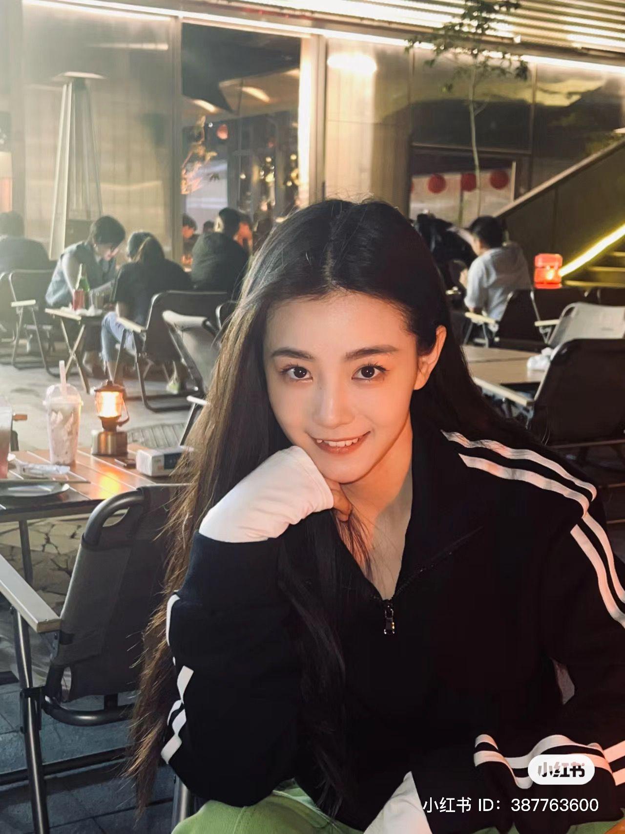 香港人在北京|秘書小莉令姚筱筱Cola成為焦點,她被讚似蔡卓妍。(姚筱筱微博)