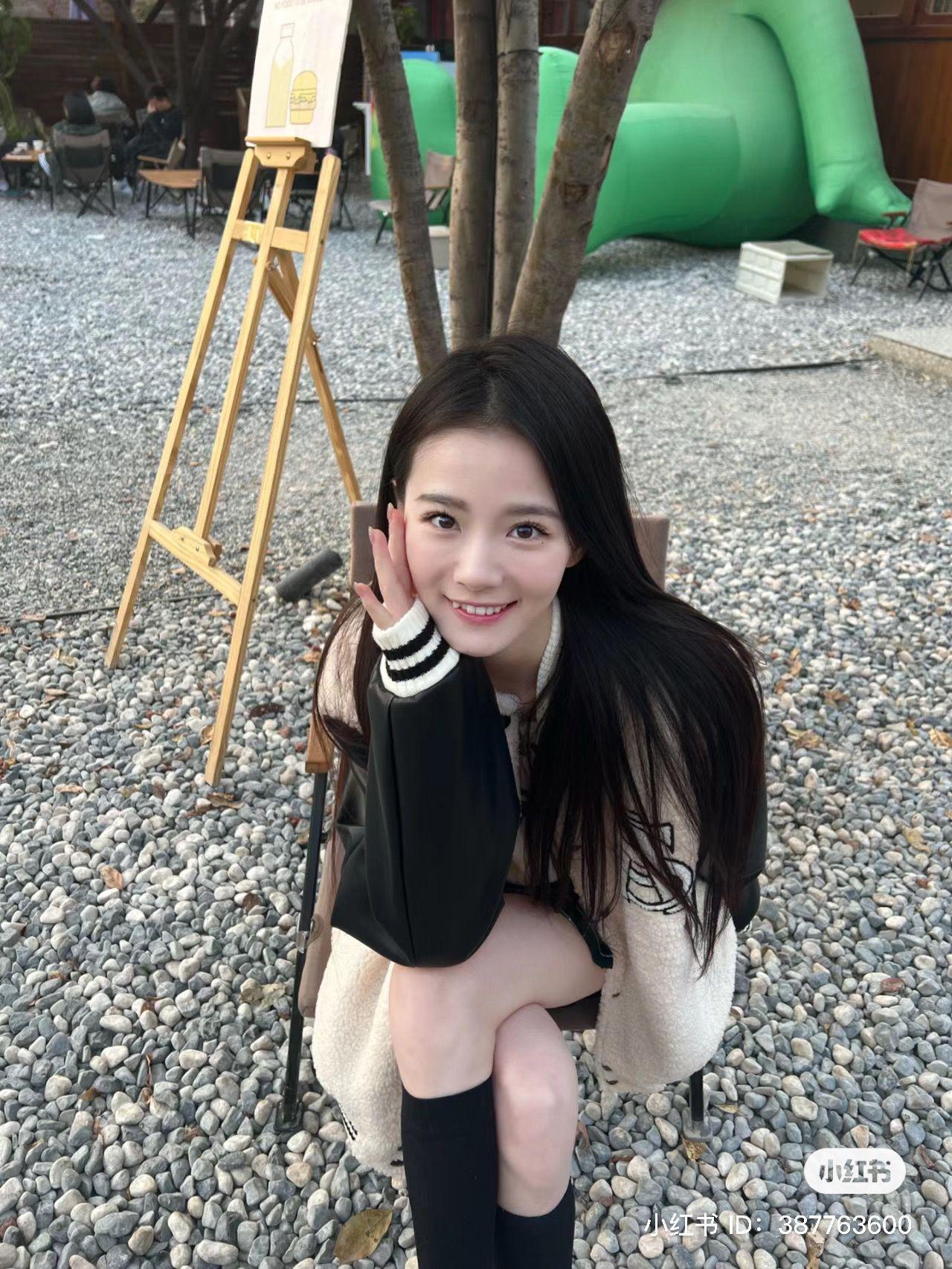 香港人在北京|秘書小莉令姚筱筱Cola成為焦點,她被讚似蔡卓妍。(姚筱筱微博)