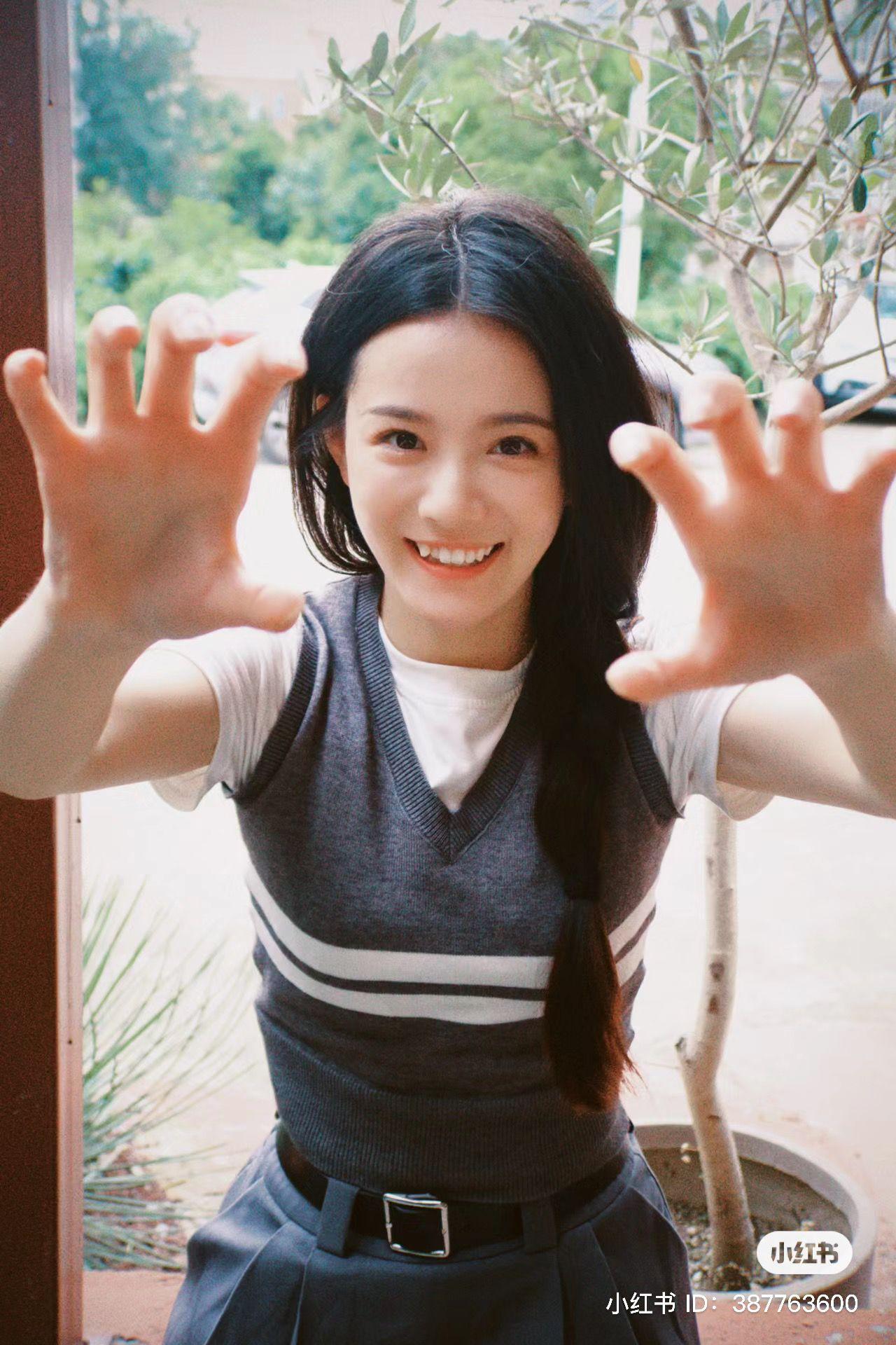 香港人在北京|秘書小莉令姚筱筱Cola成為焦點,她被讚似蔡卓妍。(姚筱筱微博)