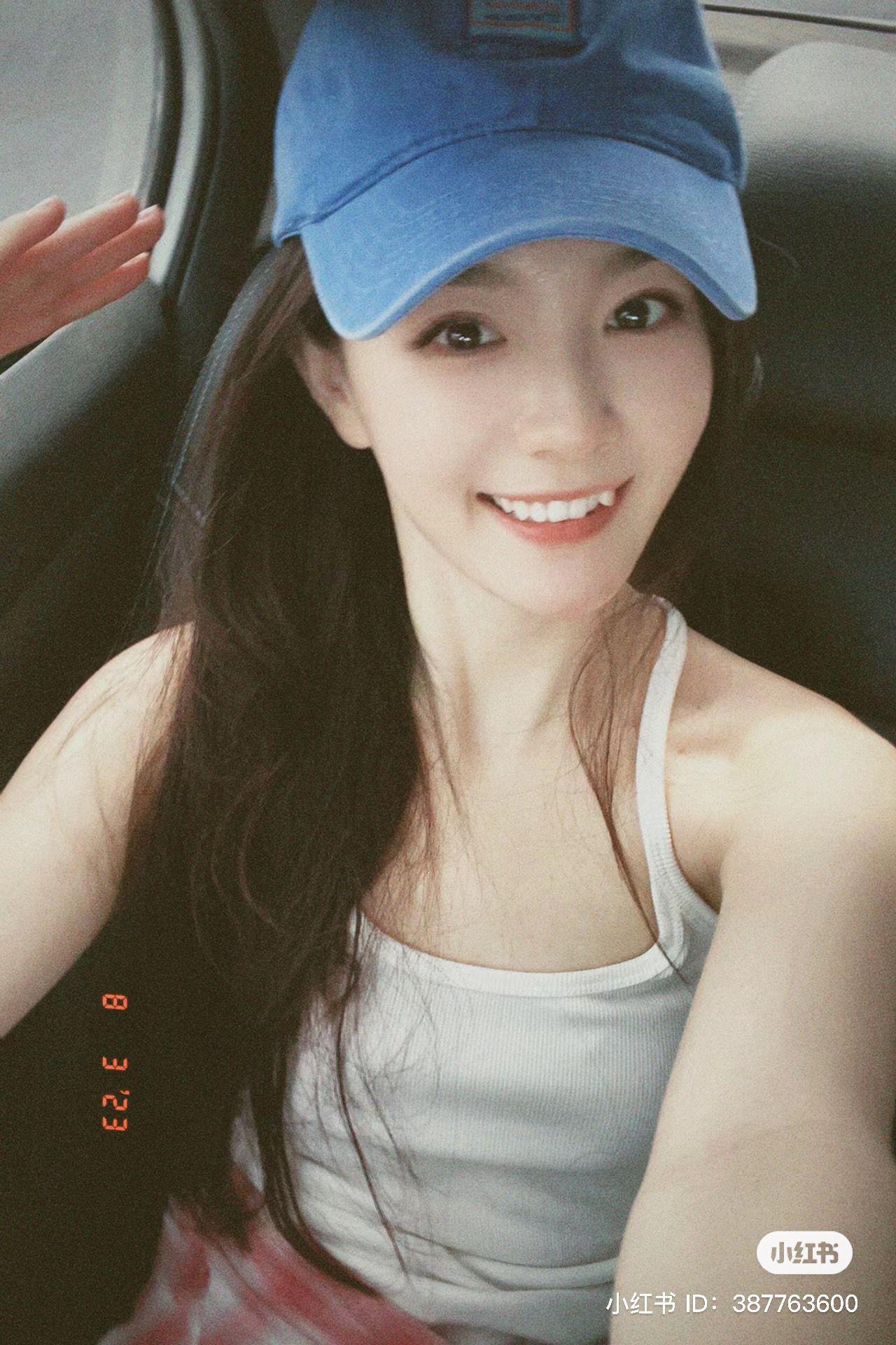 香港人在北京|秘書小莉令姚筱筱Cola成為焦點,她被讚似蔡卓妍。(姚筱筱微博)